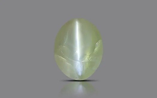 Natural Cat’s Eye gemstone (Lehsunia) with pale green hue and visible chatoyancy line.